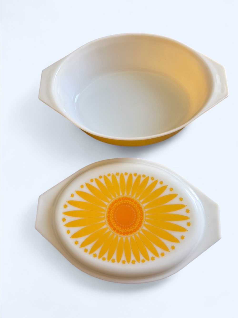 Vintage 1970s Pyrex Sunflower Daisy 2.5 Qt Casserole Dish with Lid